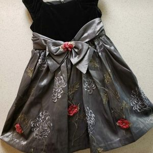 BEAUTIFUL HOLIDAY DRESS SIZE 4T. VERY ELEGANT